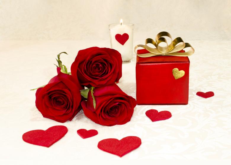 Free stock image of Three red roses and a gift created by Mónica Patricia Núñez Chapa