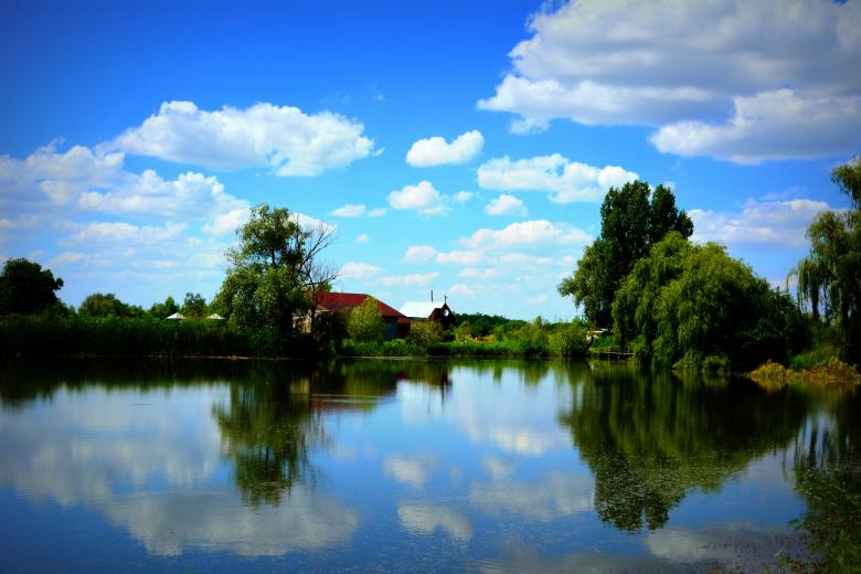 Free stock image of House near the Lake created by Pixabay
