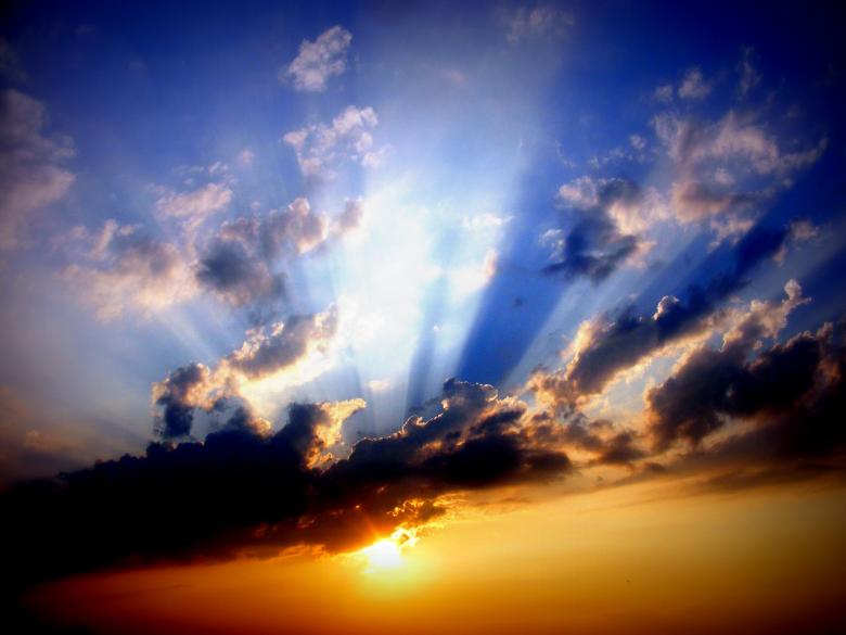 Free stock image of Rays of Sunlight created by Pixabay