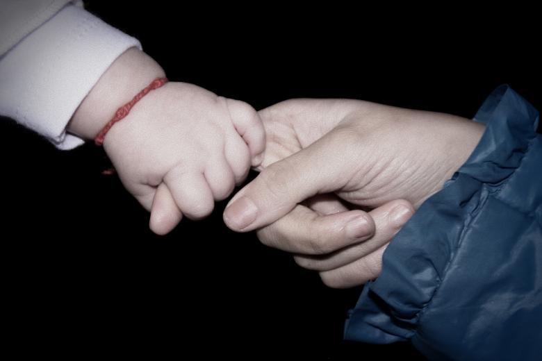 Free stock image of Holding Hands created by Pixabay