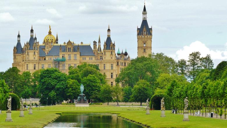 Free stock image of Schwerin Castle created by Pixabay