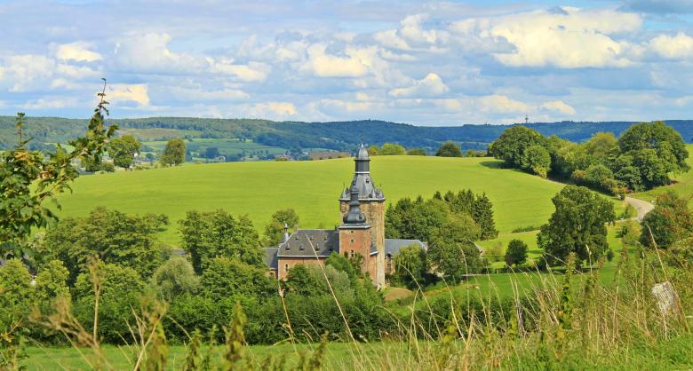 Free stock image of Castle in the Country created by Pixabay