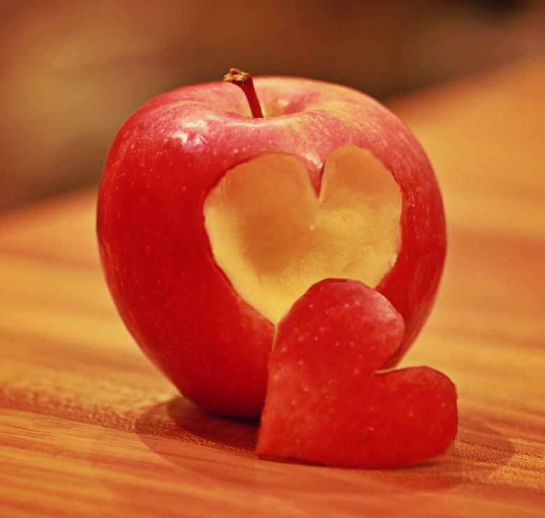 Free stock image of Apple - Heart Shaped Bite created by Pixabay
