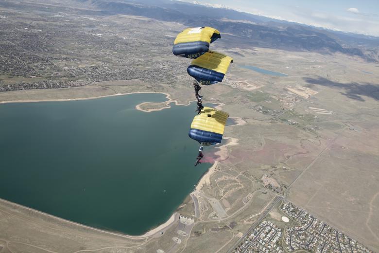 Free stock image of Navy Seals Parachuting created by Pixabay