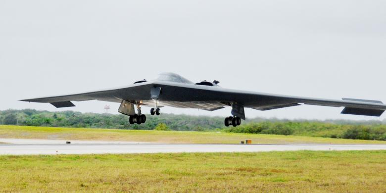 Free stock image of Stealth Bomber Landing created by Pixabay