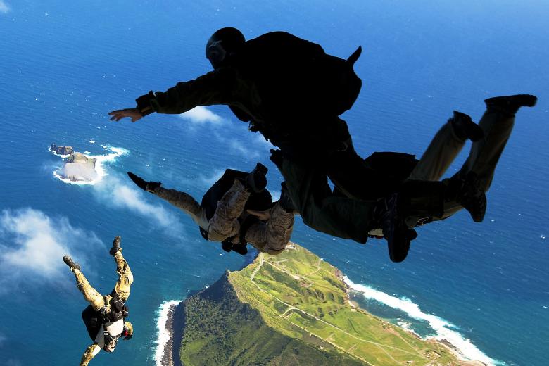 Free stock image of Parachute Jumping created by Pixabay