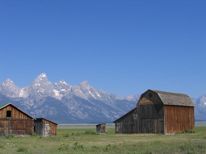 Free stock image of Cabin near Mountains created by Pixabay