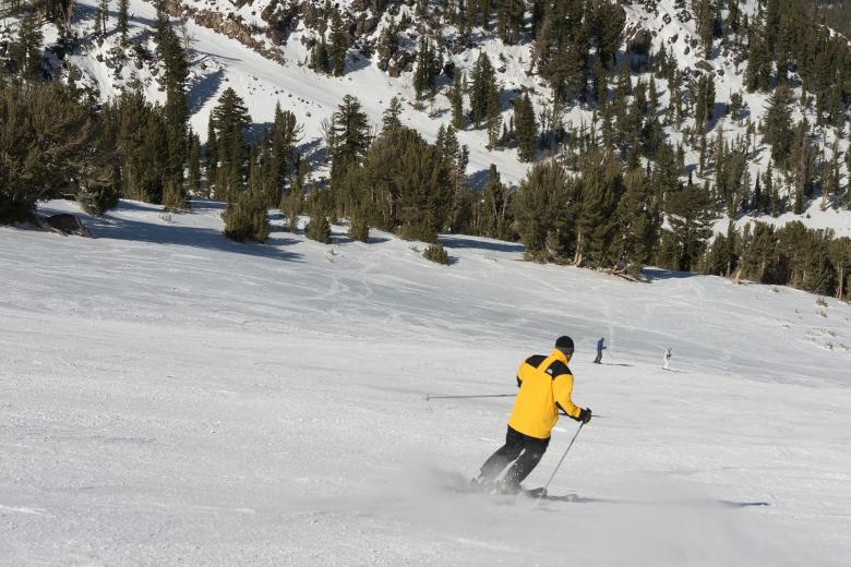 Free stock image of Skiing in the Winter created by Pixabay