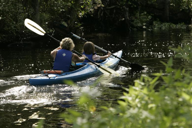 Free stock image of Kayaking in the River created by Pixabay