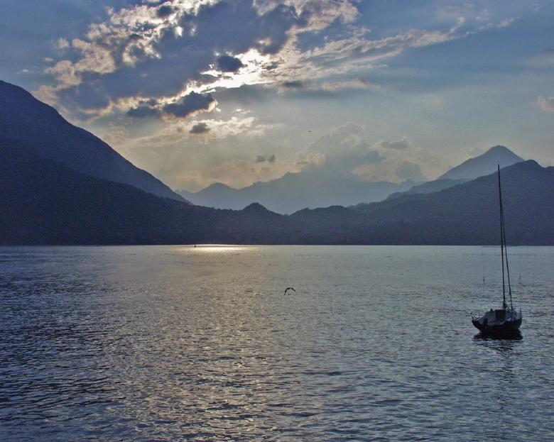 Free stock image of Lake Como created by Pixabay