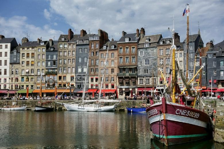 Free stock image of Honfleur Boat Stand created by Pixabay