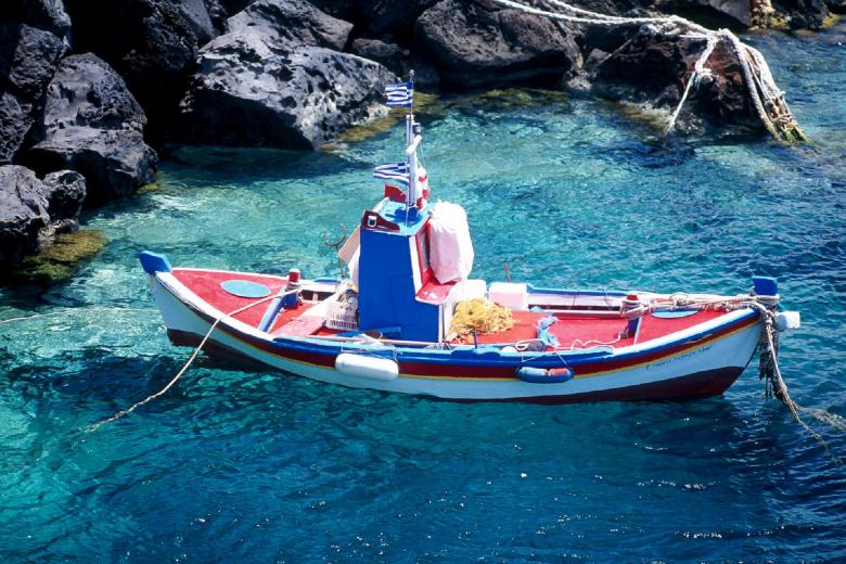 Free stock image of Boat on the Santorini Island created by Pixabay