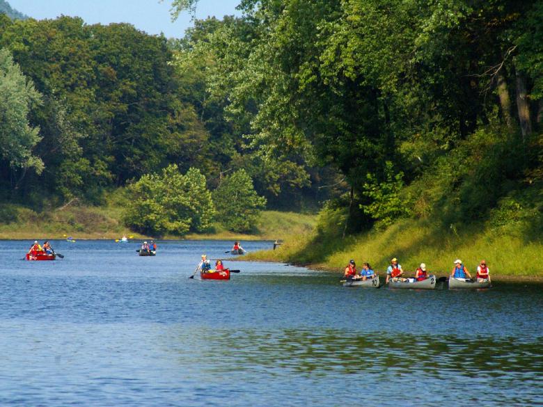 Free stock image of Canoeing in the River created by Pixabay