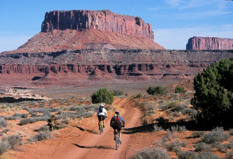 Free stock image of Cycling through the Monument Valley created by Pixabay