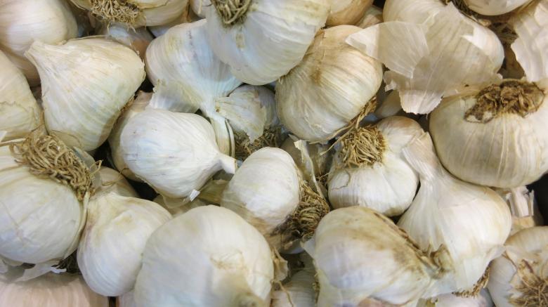 Free stock image of Raw Garlic created by Pixabay