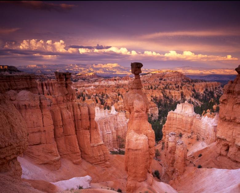 Free stock image of Monument Valley created by Pixabay