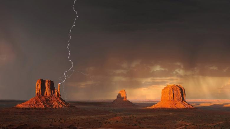 Free stock image of Monument Valley created by Pixabay