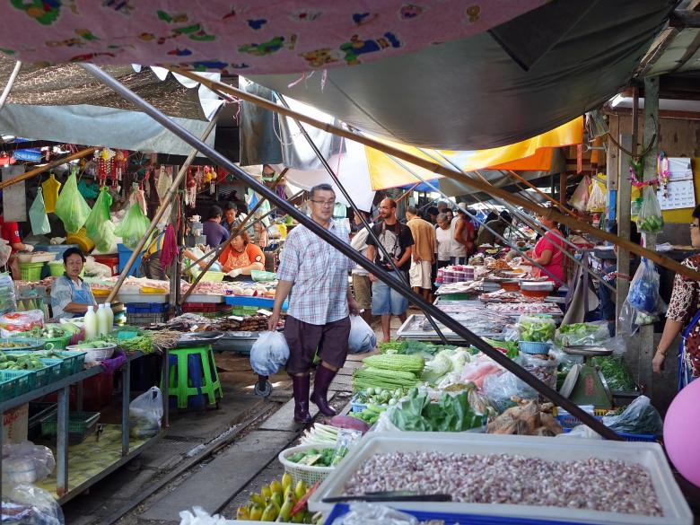 Free stock image of Maeklong Railway Market created by Pixabay