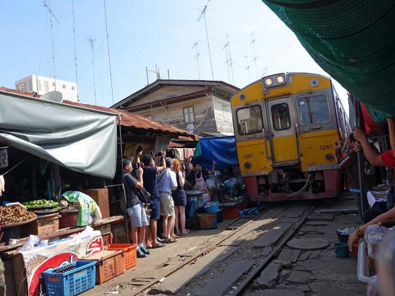 Free stock image of Maeklong Railway Market created by Pixabay