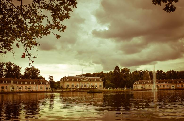 Free stock image of Lake Near the Castle created by Pixabay