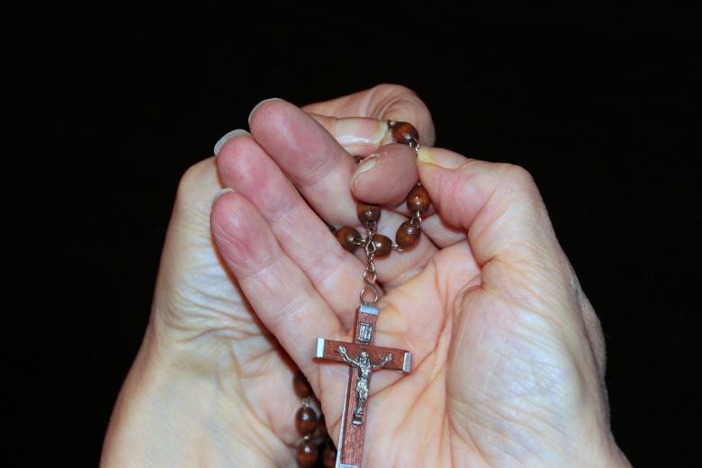 Free stock image of Holding a Cross on String of Beads created by Pixabay