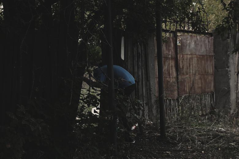 Free stock image of Man Sneaking Into Backyard created by Лечение наркомании