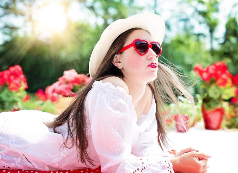 Free stock image of Pretty Woman lying created by Pixabay