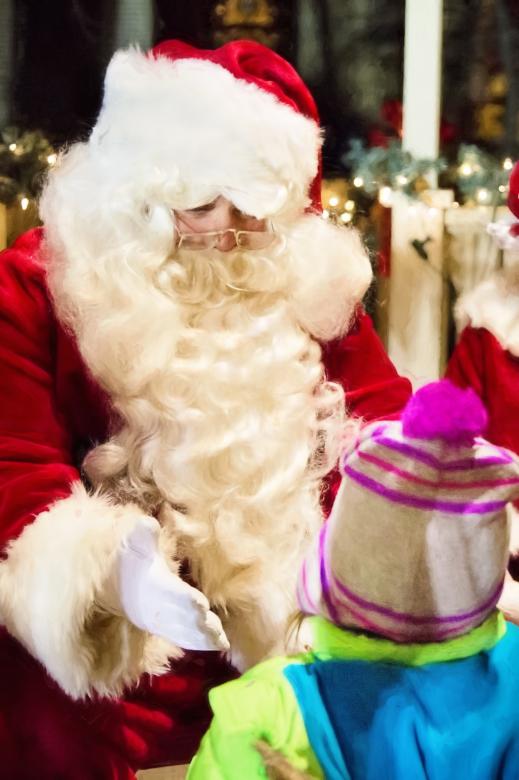 Free stock image of Santa Claus Greeting Children created by Pixabay