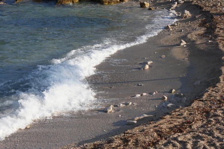 Free stock image of Waves Hitting the Beach created by GGL Hun