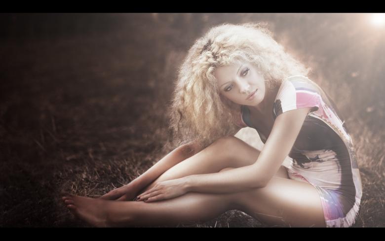Free stock image of Posing while Sitting created by Pixabay