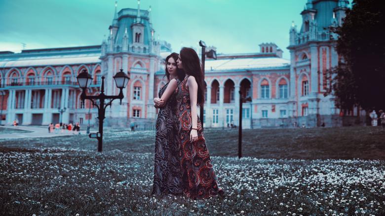 Free stock image of Twin Sisters created by Pixabay