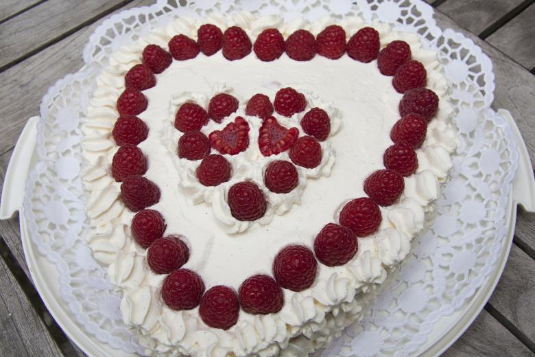 Free stock image of Berries on the Cake created by Pixabay