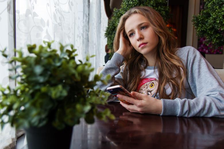 Free stock image of Girl Posing with Cell created by Pixabay