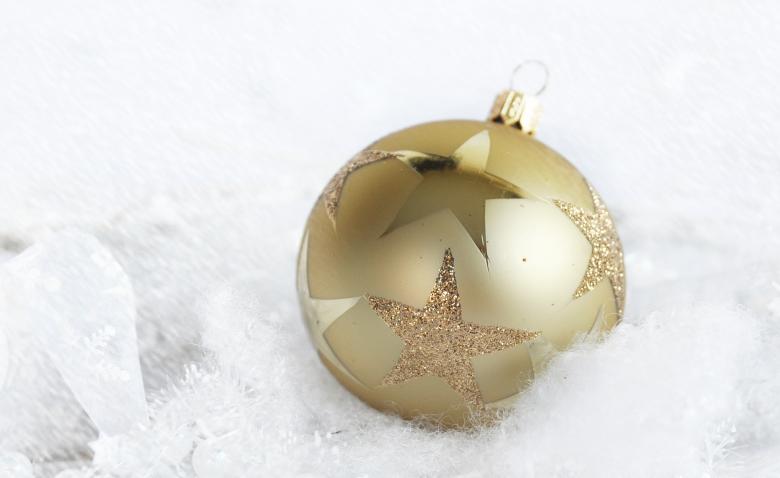 Free stock image of Christmas Bauble created by Pixabay