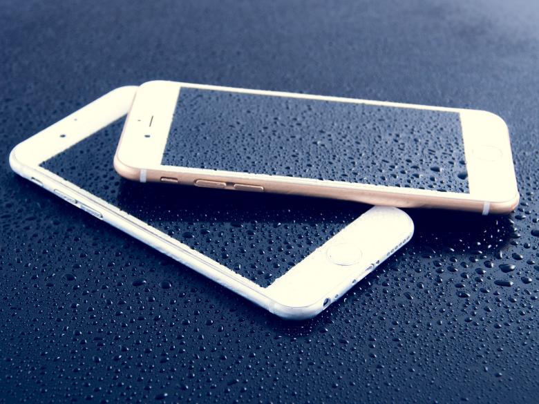 Free stock image of Water Drops on the Phone created by Pixabay