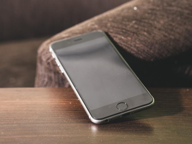 Free stock image of Phone on the Table created by Pixabay