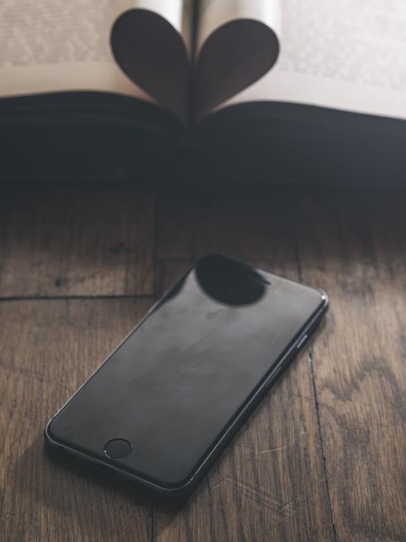 Free stock image of Black I Phone created by Pixabay
