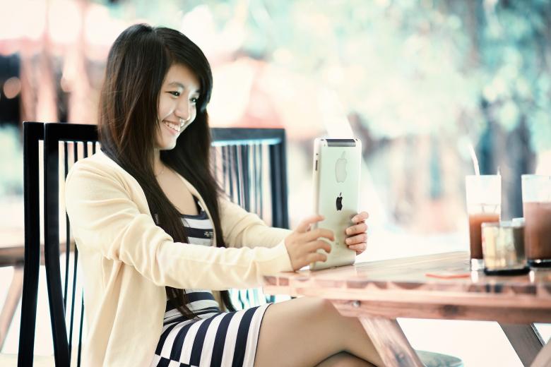 Free stock image of Smiling Lady using IPad created by Pixabay