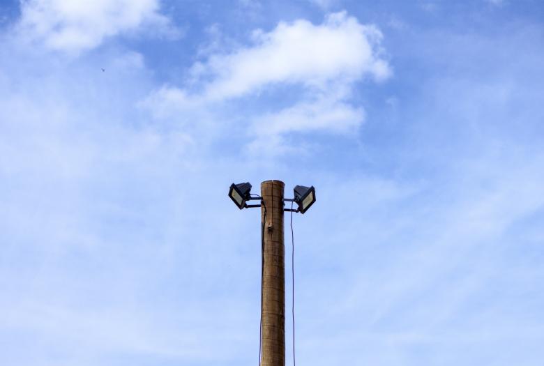 Free stock image of Two spotlights atop a wooden post created by Eduardo Soares Bogosian