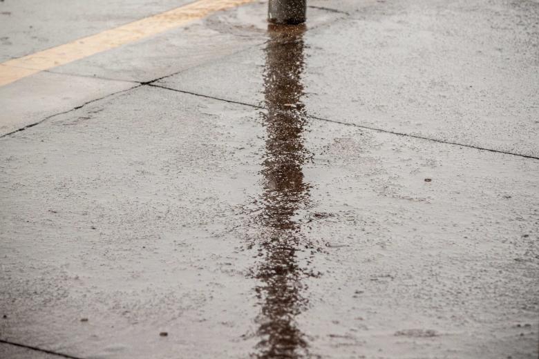 Free stock image of Lamp post reflection on rainy ground created by Eduardo Soares Bogosian