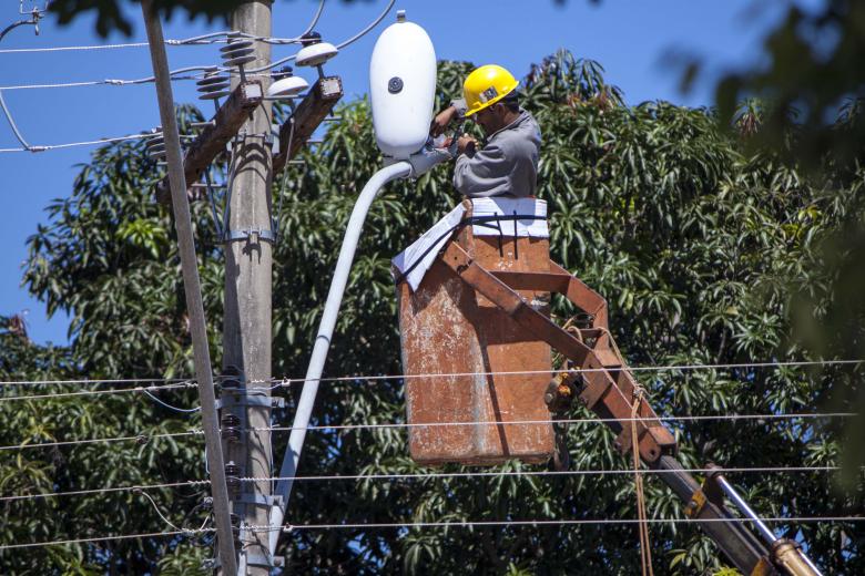 Free stock image of Electrician Fixing a Light Pole created by Eduardo Soares Bogosian