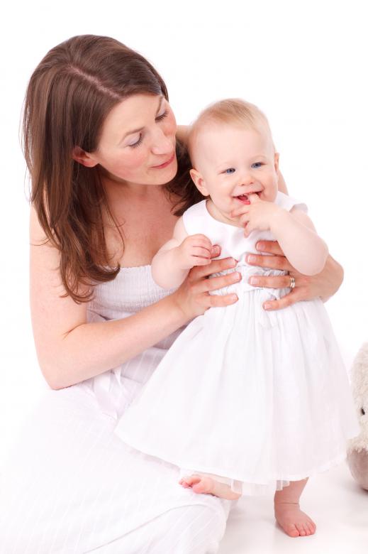 Free stock image of Baby with Mother created by Pixabay