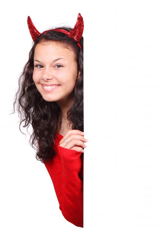 Free stock image of Hiding behind the Wall created by Pixabay