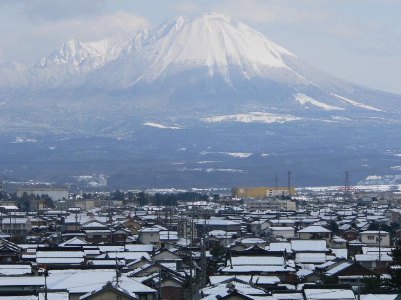 Free stock image of Snow capped mount Daisen with Yonago in foreground created by James Jack