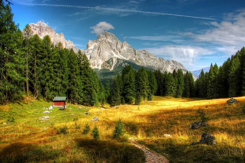 Free stock image of Cabin on the mountain created by Pixabay