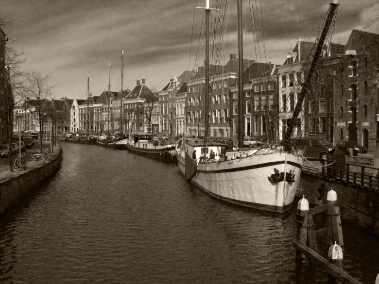 Free stock image of Ships in the Canal created by Pixabay