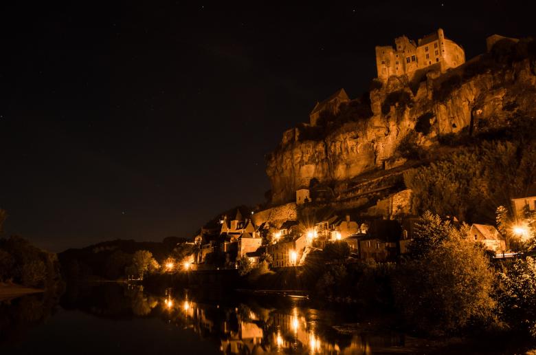 Free stock image of Beynac created by Pixabay