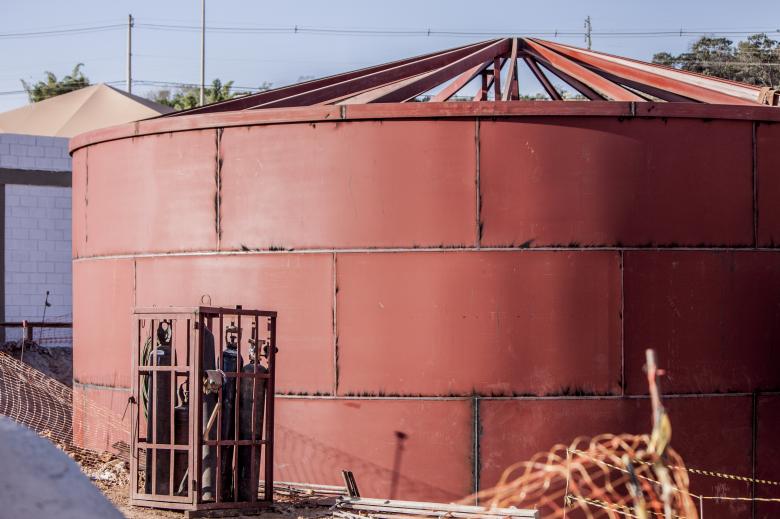 Free stock image of Red Metallic Tank created by Eduardo Soares Bogosian