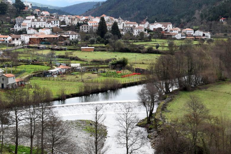 Free stock image of River Below a Portuguese Town created by José Manuel alves rodrigues
