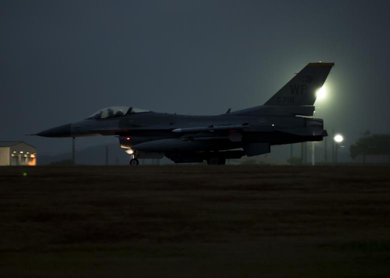 Free stock image of F-16 Fighting Falcon created by StockMix
